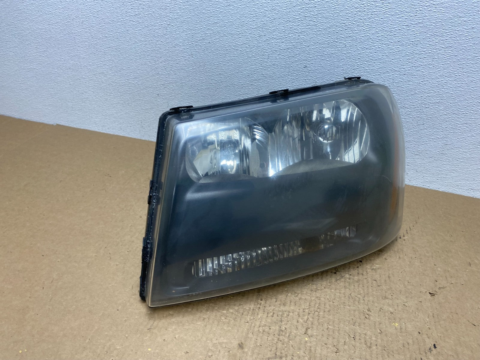 2006 2009 Chevrolet Trailblazer Left LH Headlight Flush Half Grille Bar AC16082