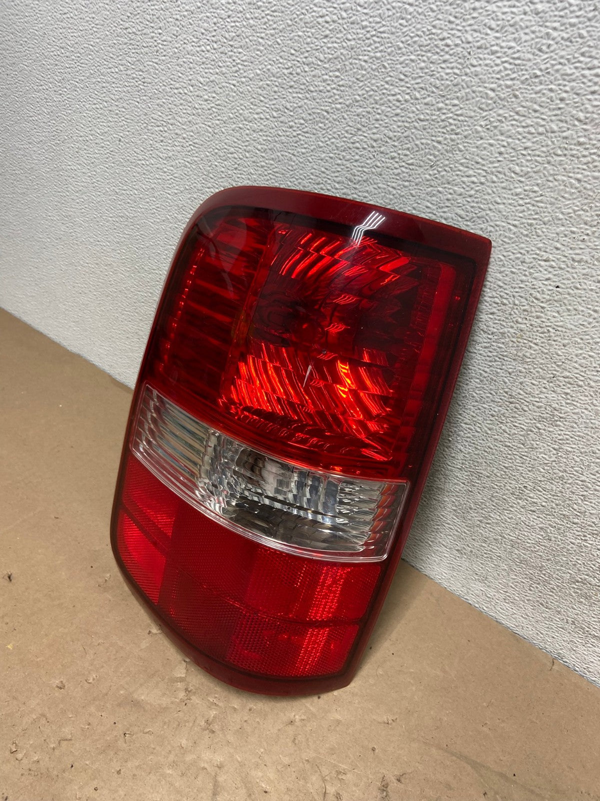 2004 to 2008 Ford F150 F-150 Left Driver LH Side Tail Light AG5588 LK1