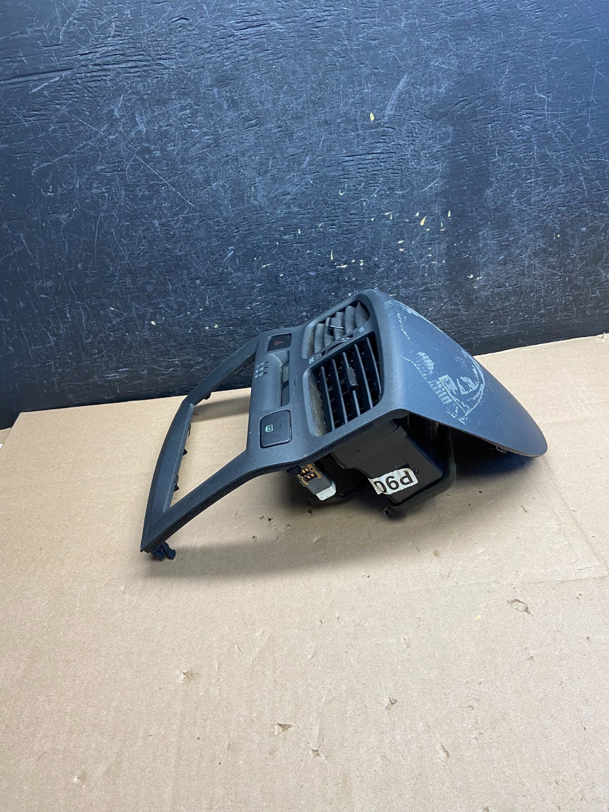 2005 to 2006 Hyundai Santa Fe Center Dashboard Radio Bezel Trim AI3217 DG2