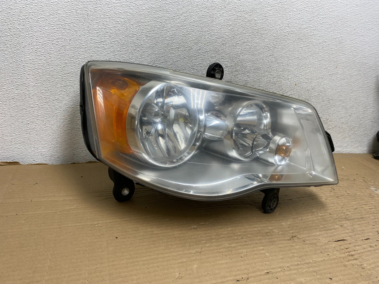 2011 to 2016 Chrysler Town and Country Right Passenger Headlight AG9125 DW1