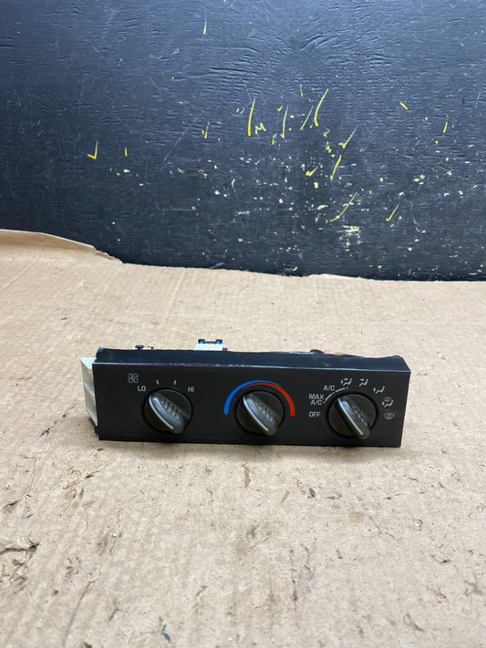 2001 - 2007 GMC Chevrolet Express 1500 Climate Control A/C Z1868  DG0
