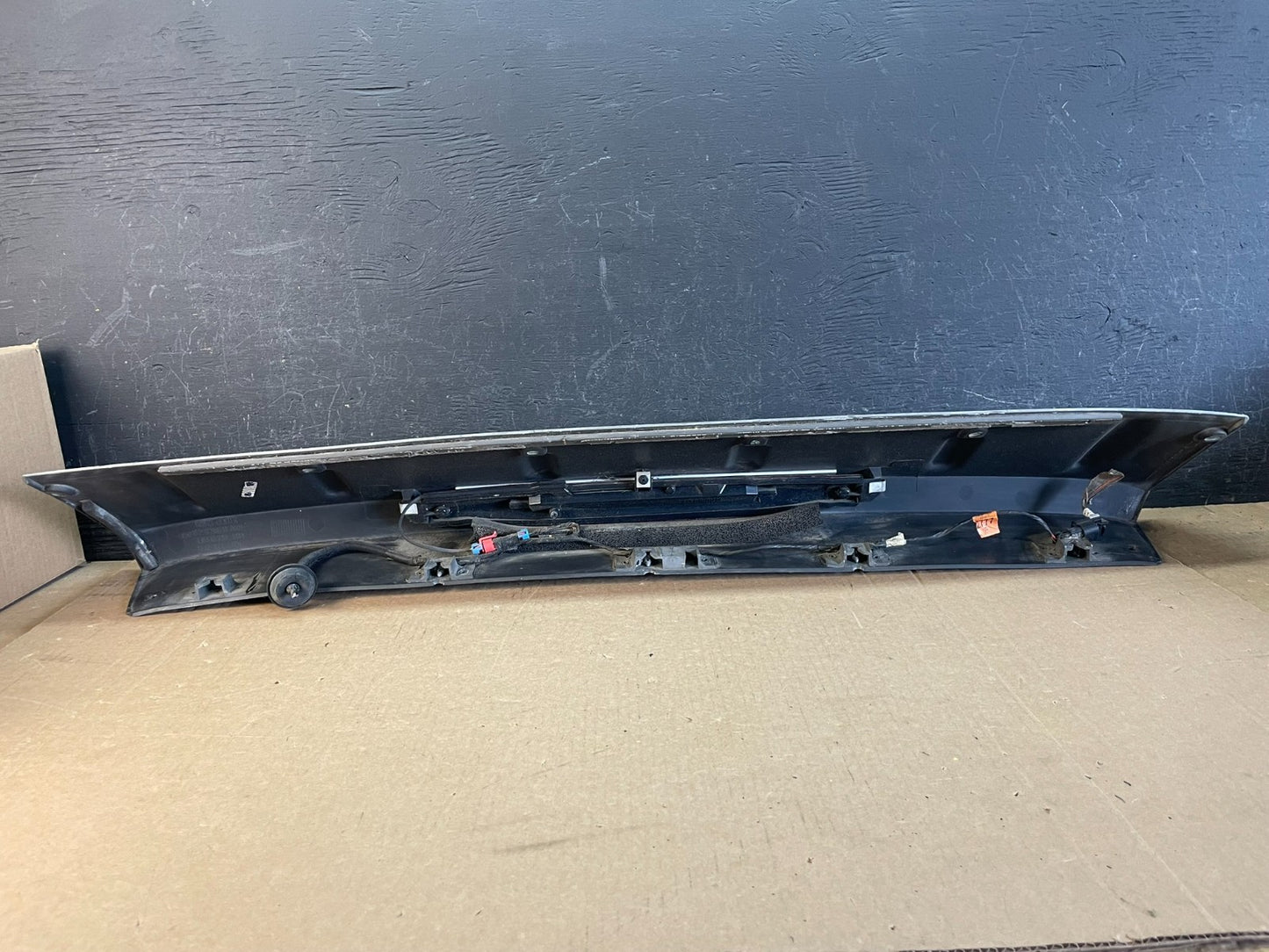 2002 to 2006 Chevrolet Avalanche 1500 Center Spoilerr 3rd Brake Light AD01684