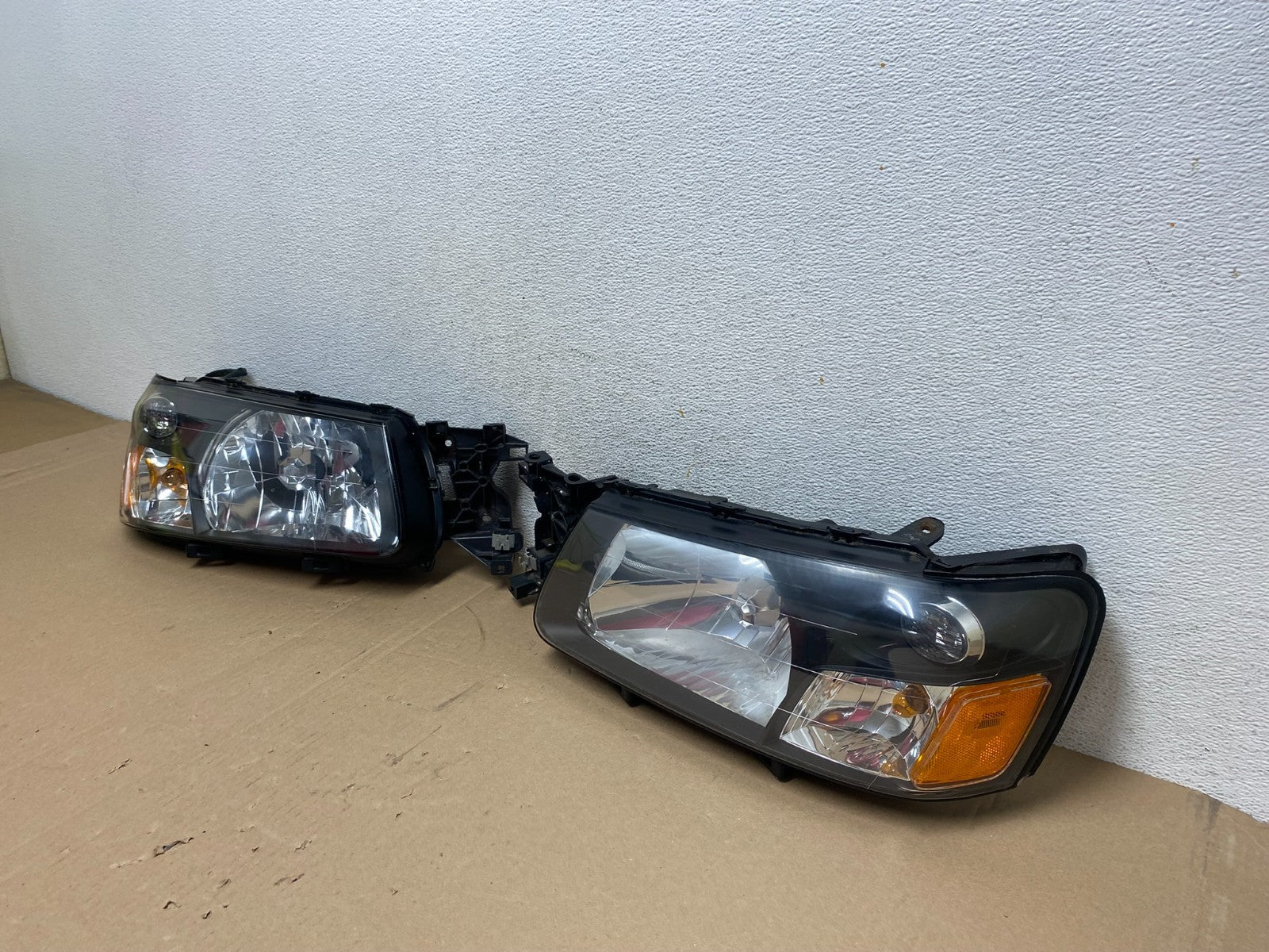 2003 2004 Subaru Forester Left+Right Headlights Halogen AE7181 DW1