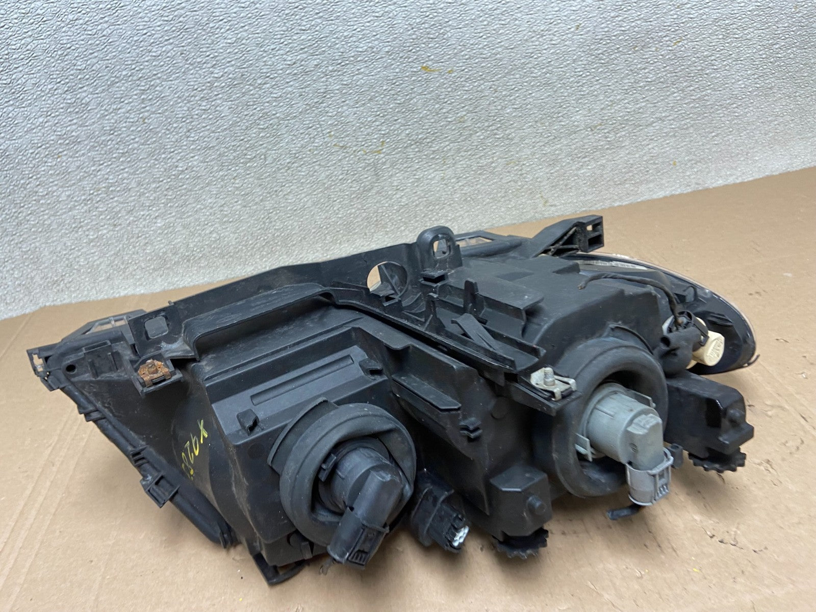 2002 to 2005 BMW 3 E46 Sedan Left Driver Halogen OEM Headlight X92838