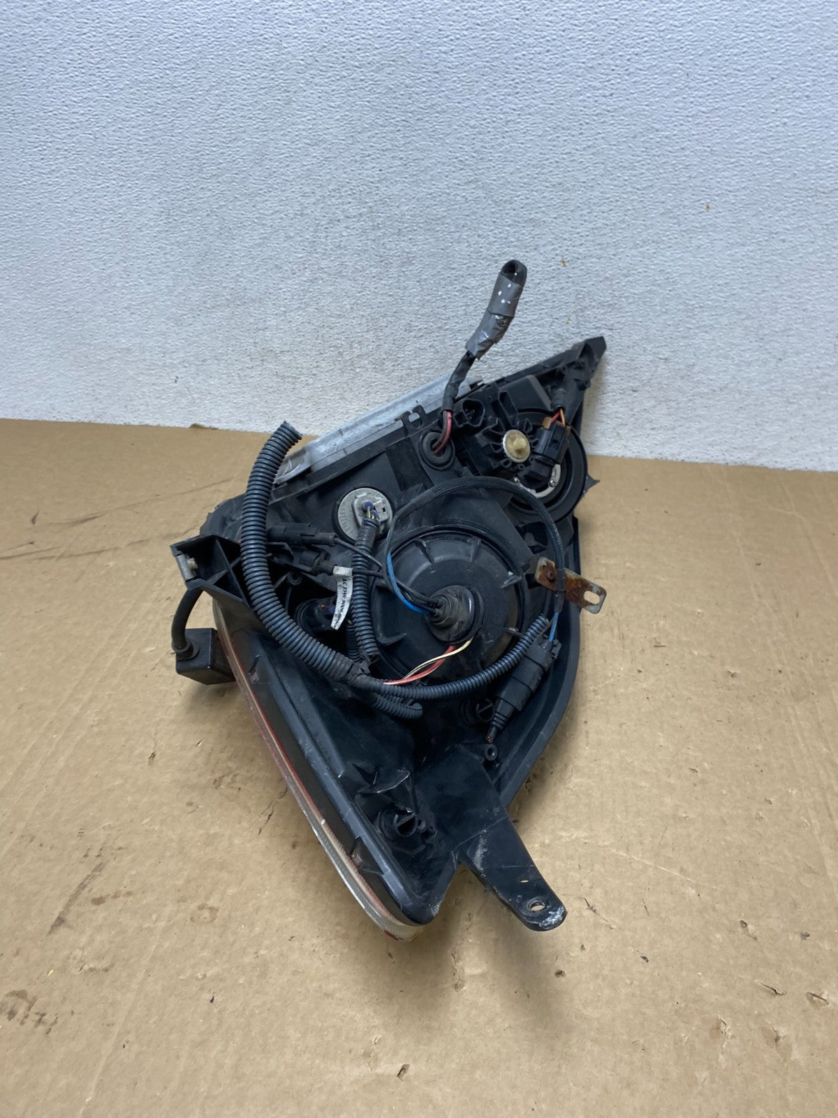 2004-2005 Toyota Sienna Right Passenger Xenon Headlight AG0553 DW8