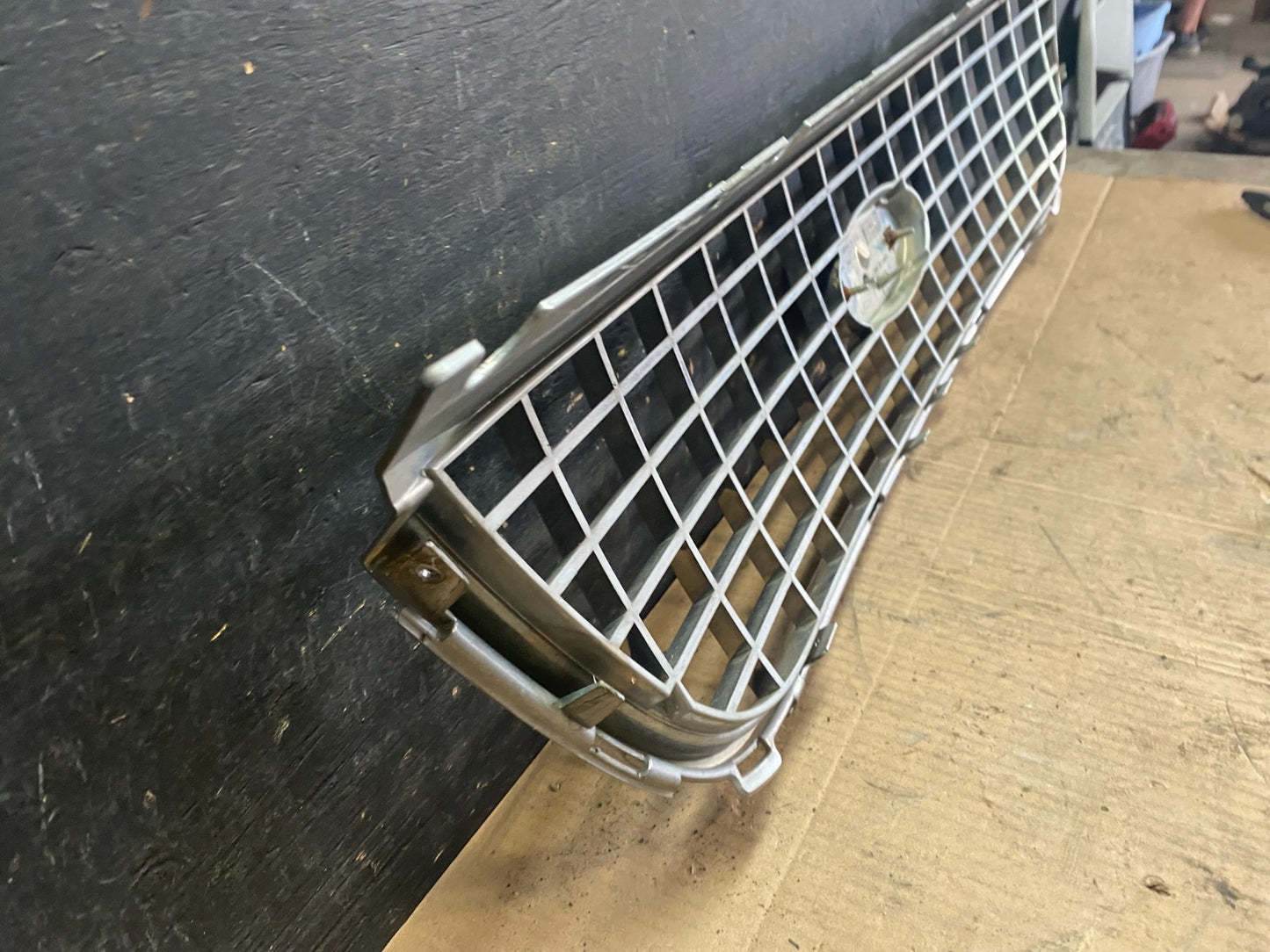 2004 to 2007 Ford Freestar Front Grill Grille 3F23-17K945 OEM  r7891 DG6