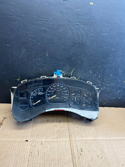 2002 GMC Yukon Speedometer Cluster Gauge Oem AA8031 DG0