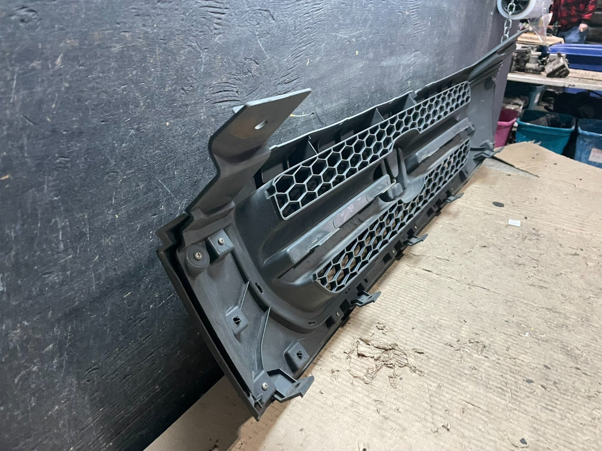 2003 2004 2005 Honda Pilot Front Upper Grill Grille V6805 DG8