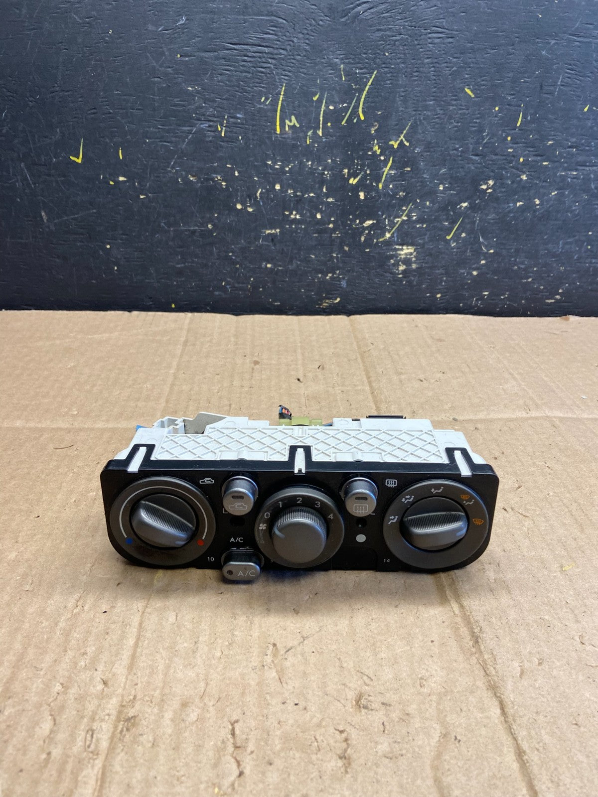 2005 Subaru Legacy AM FM CD Radio Climate Control Player AA7898  DG0