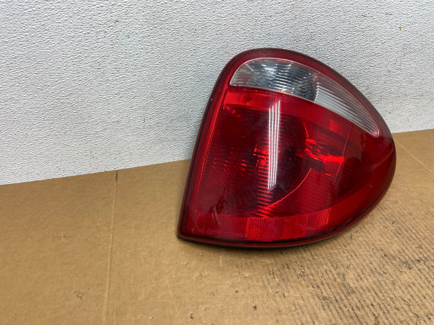 2004 - 2007 Dodge Grand Caravan Right Passenger Side Tail Light AE0256 LK2