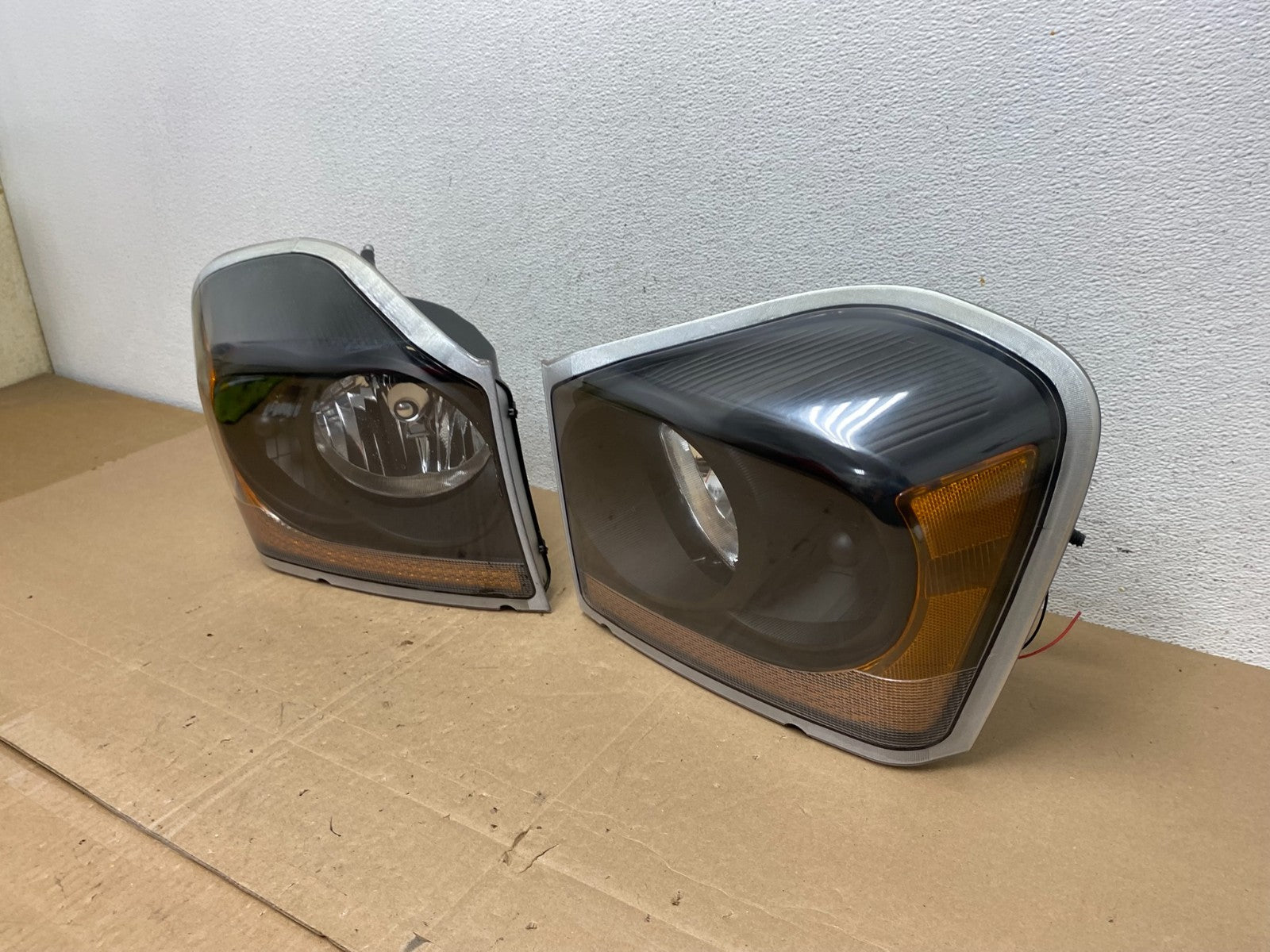 2004 - 2005 Dodge Durango Left+Right Side Headlights AE5074 DW1