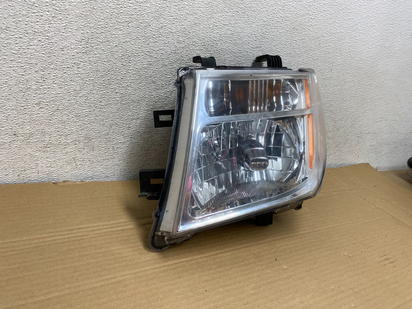 2005-2007 Nissan Pathfinder Halogen Headlight Left Driver LH AG8840 DW1