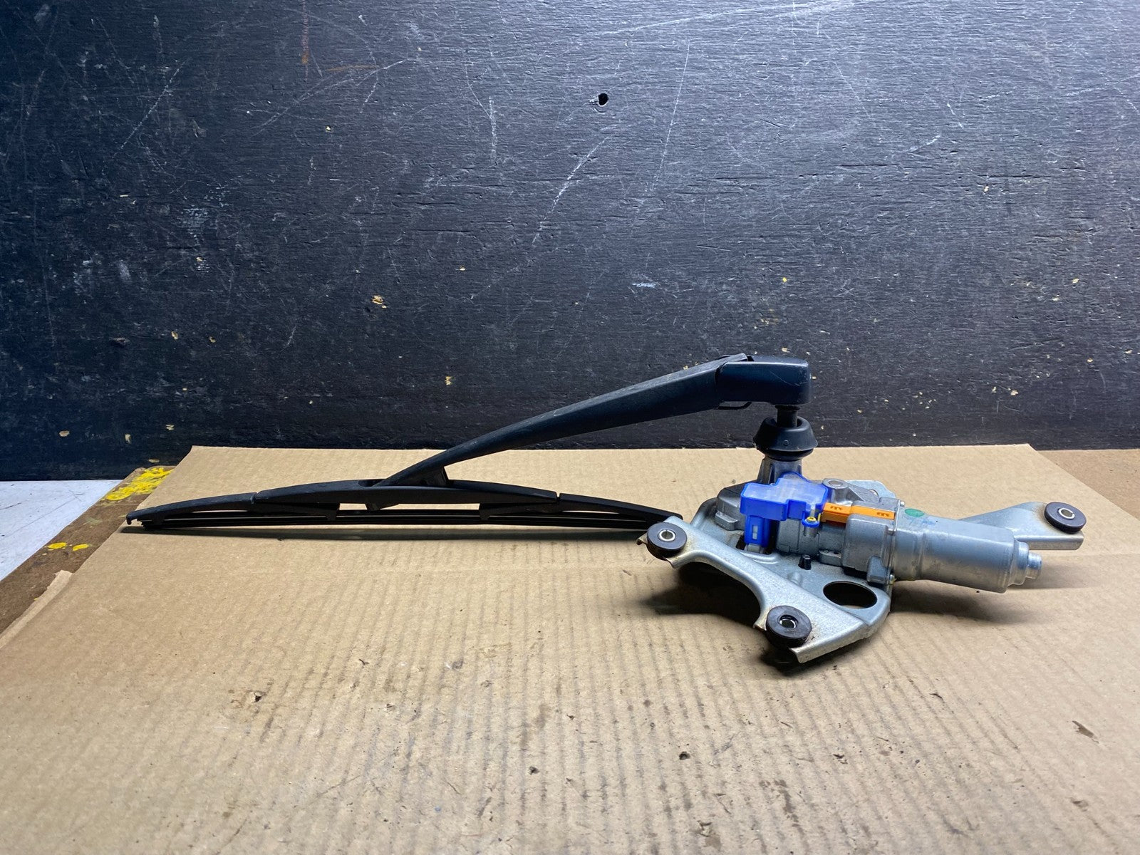 2010 to 2014 Subaru Legacy Outback Rear Wiper Motor Z47401