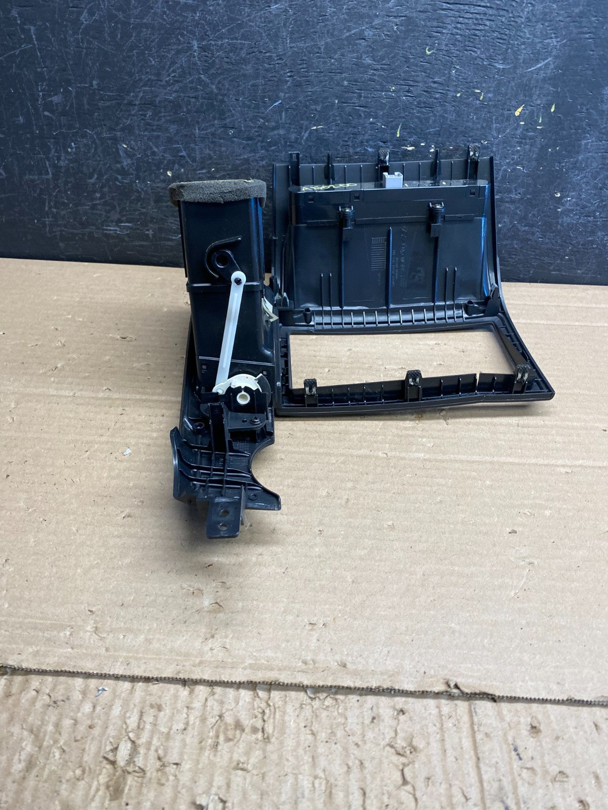 2006-2012 Hyundai Entourage Sedona Center Radio Clock Bezel Air Vent AG0200 DG4