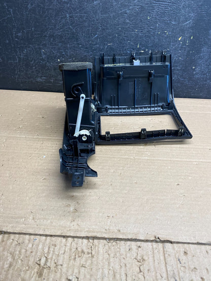 2006-2012 Hyundai Entourage Sedona Center Radio Clock Bezel Air Vent AG0200 DG4