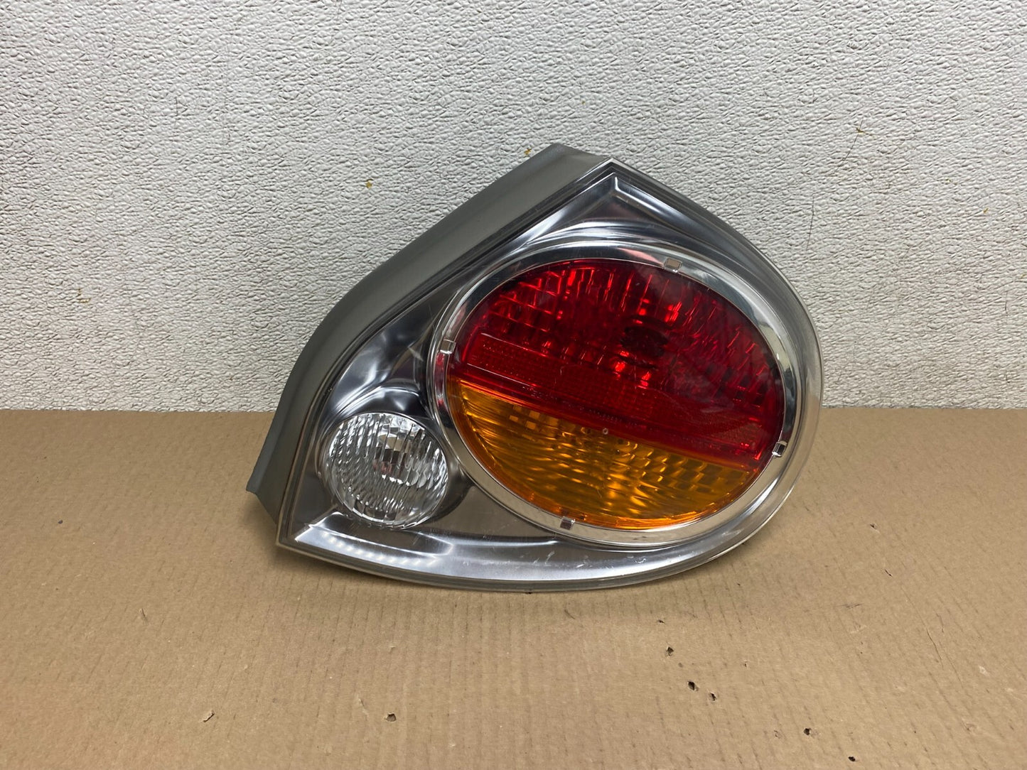2002 2003 Nissan Maxima Right Passenger RH Side Tail Light M7870 DW0