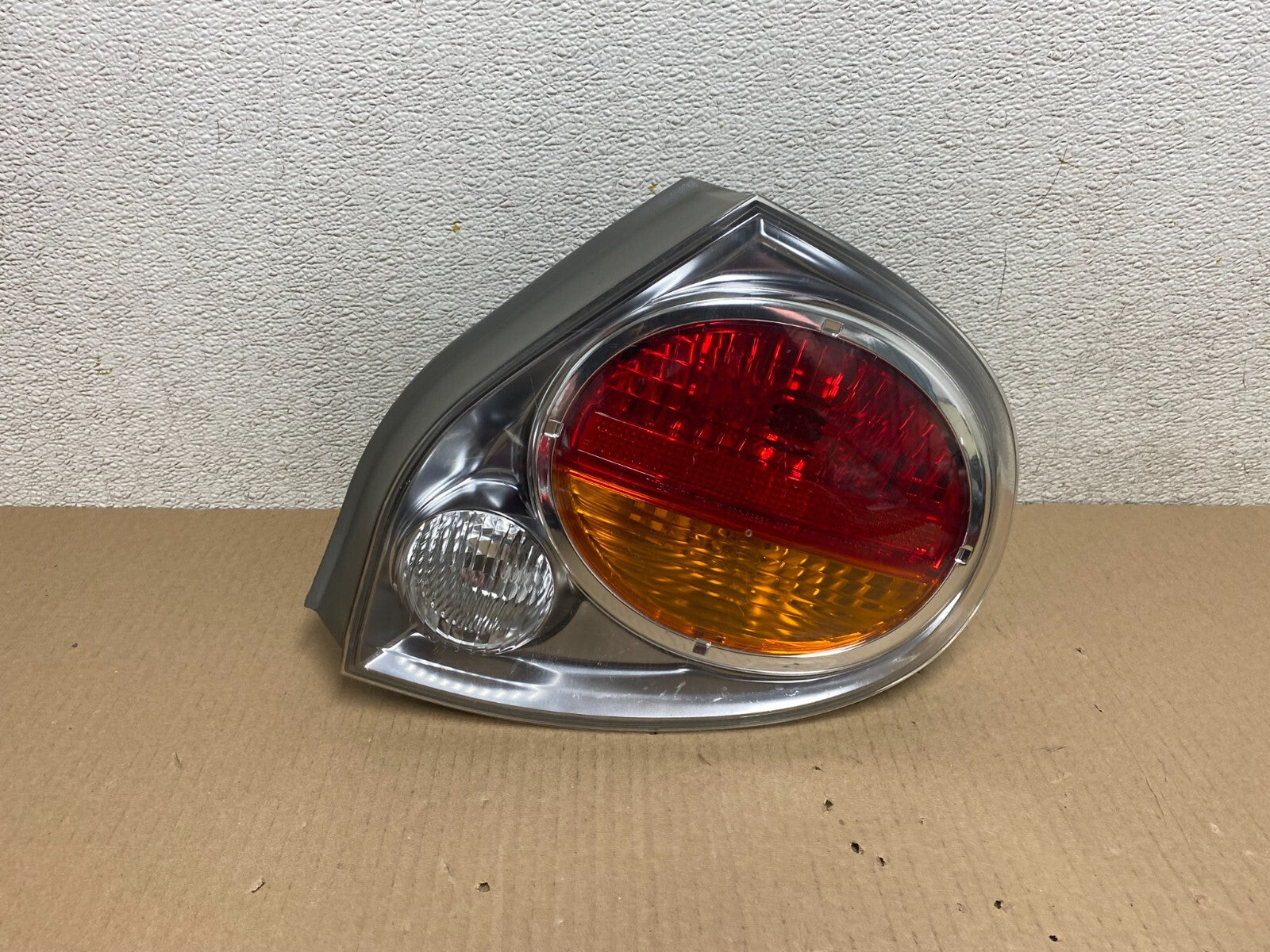 2002 2003 Nissan Maxima Right Passenger RH Side Tail Light M7870 DW0