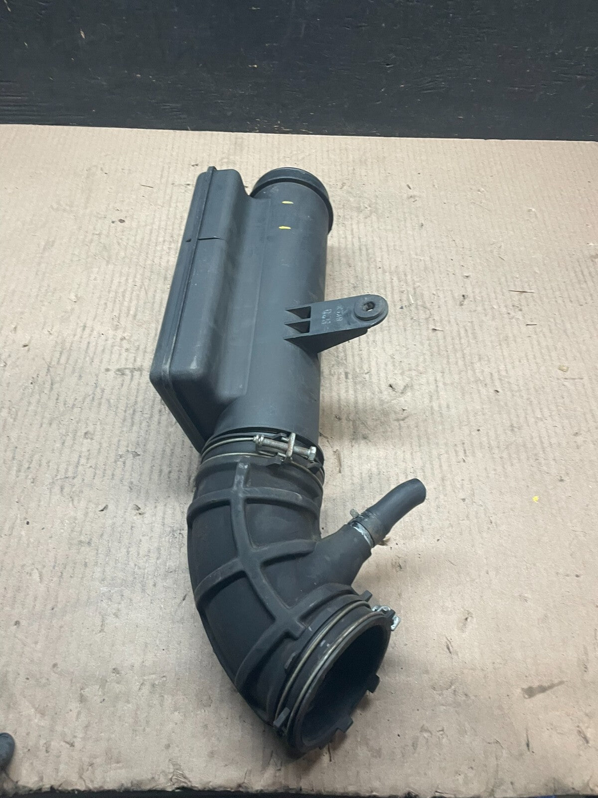 2009 to 2011 Kia Borrego Air Intake Pipe J75183