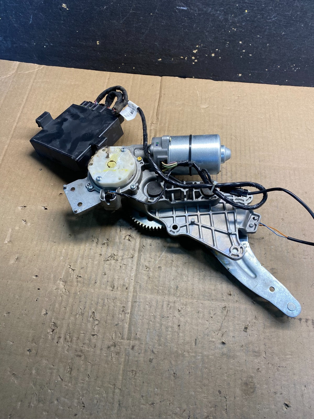 2009 to 2016 GMC Acadia Rear Trunk Liftgate Power Motor Actuator OEM AA7869 DG6