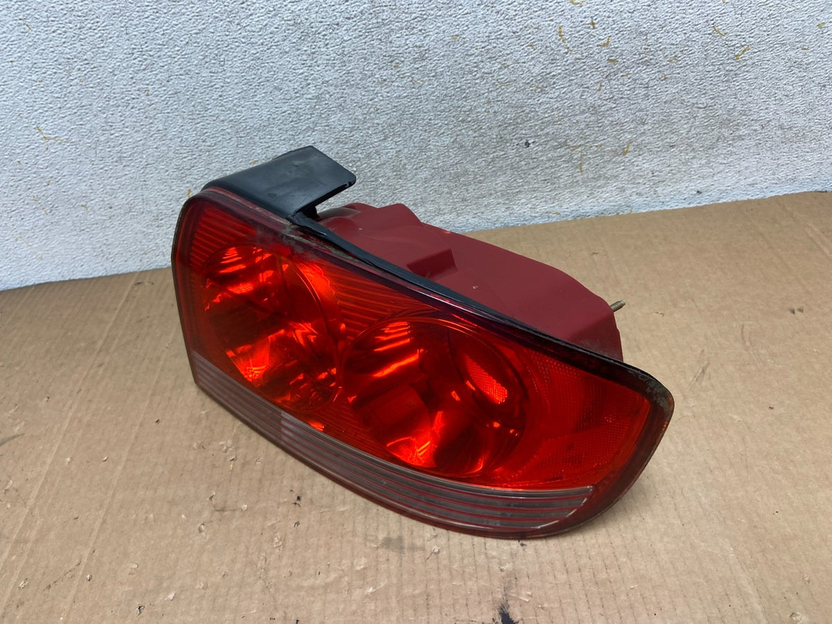 2002 - 2005 Hyundai Sonata Right Passenger RH Side Tail Light AI8761 LK1