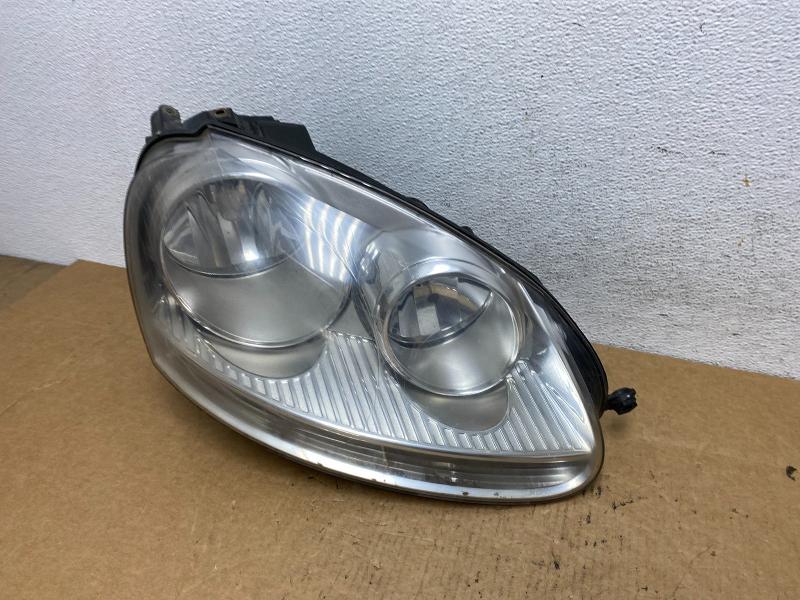 2005 - 2010 Volkswagen Jetta Right Passenger RH Side Headlight Halogen AD4664 DW1