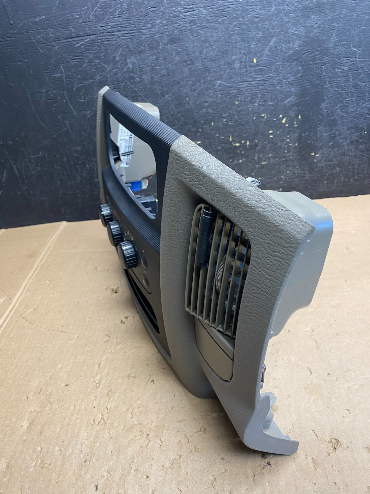 2002 to 2005 Dodge Ram Radio Climate Control Dash Air Vent Bezel Trim aj1323 DG2