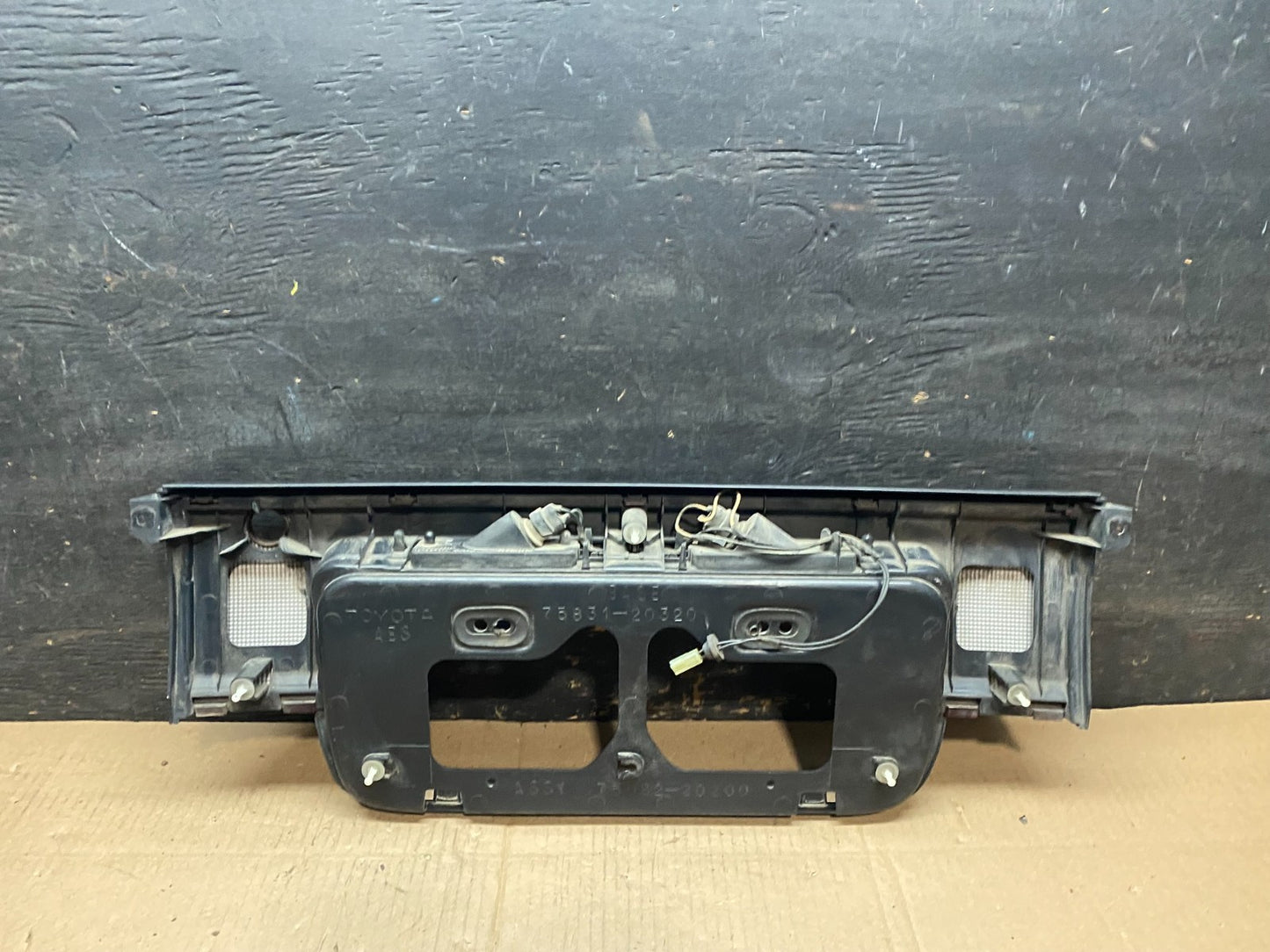 1990-1993 Toyota Celica GT Rear Center Taillight Garnish License Plate R5237 DG7