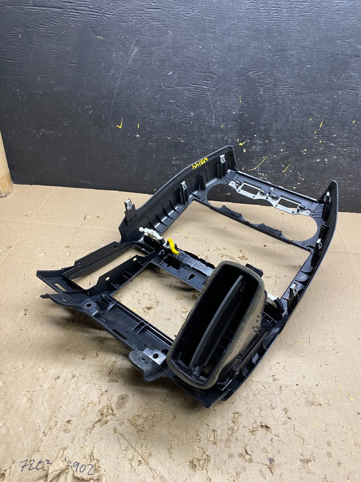 2008 - 2012 Land Rover LR2 Center Radio Climate Dash Air Vent Bezel u5144 DG3