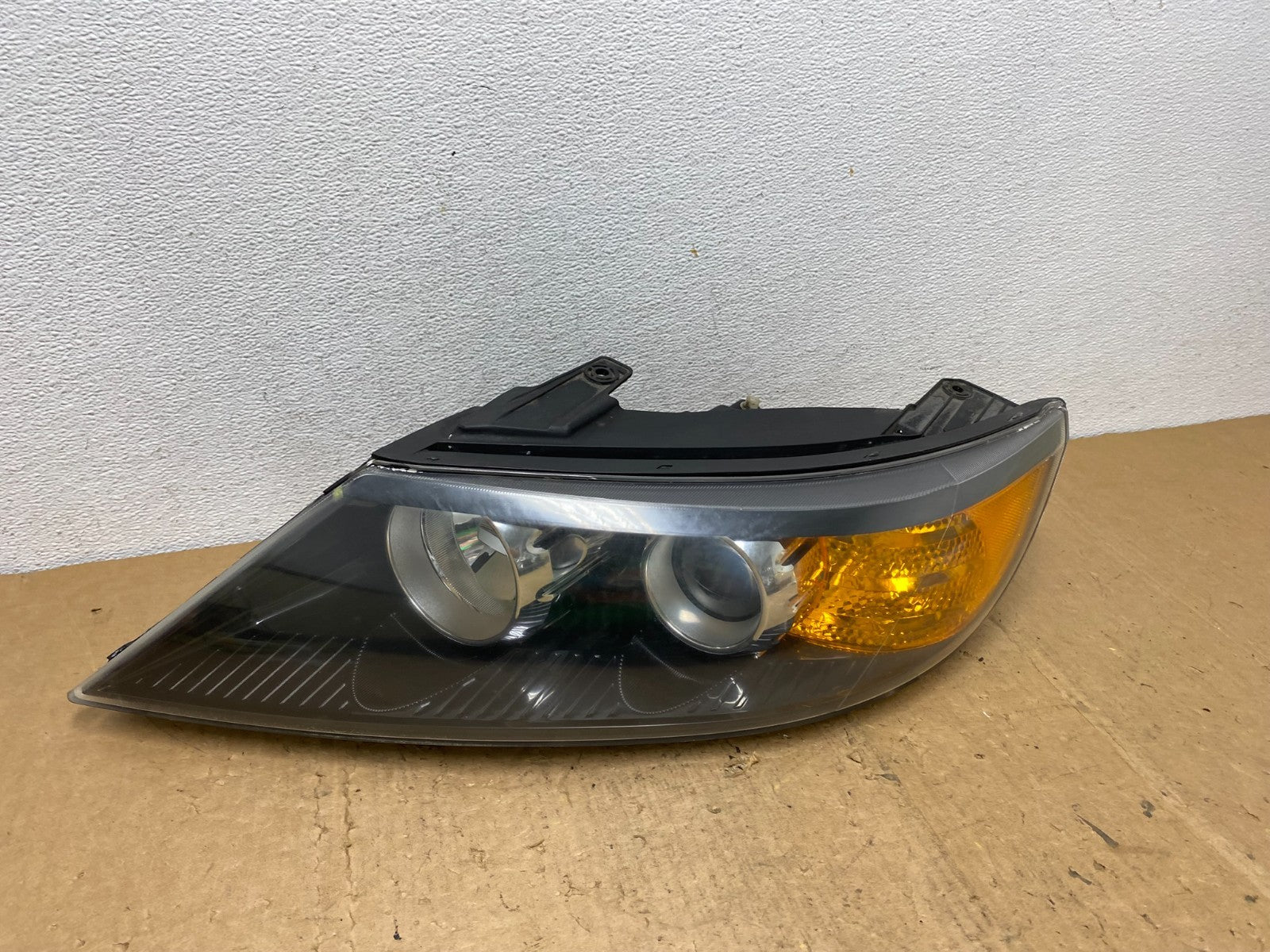 2011 to 2013 Kia Sorento Left Driver LH Side Headlight Halogen AD0560 DW0