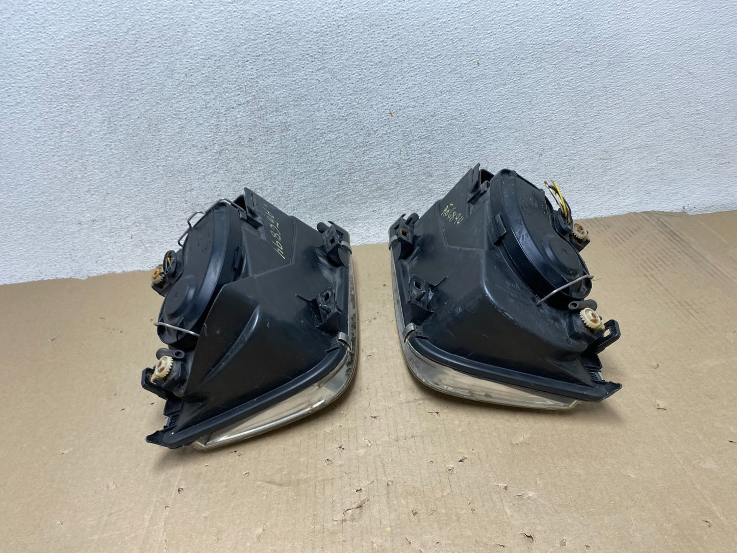 2002 to 2004 Volkswagen Jetta Left+Right Headlights AG6894 DW12