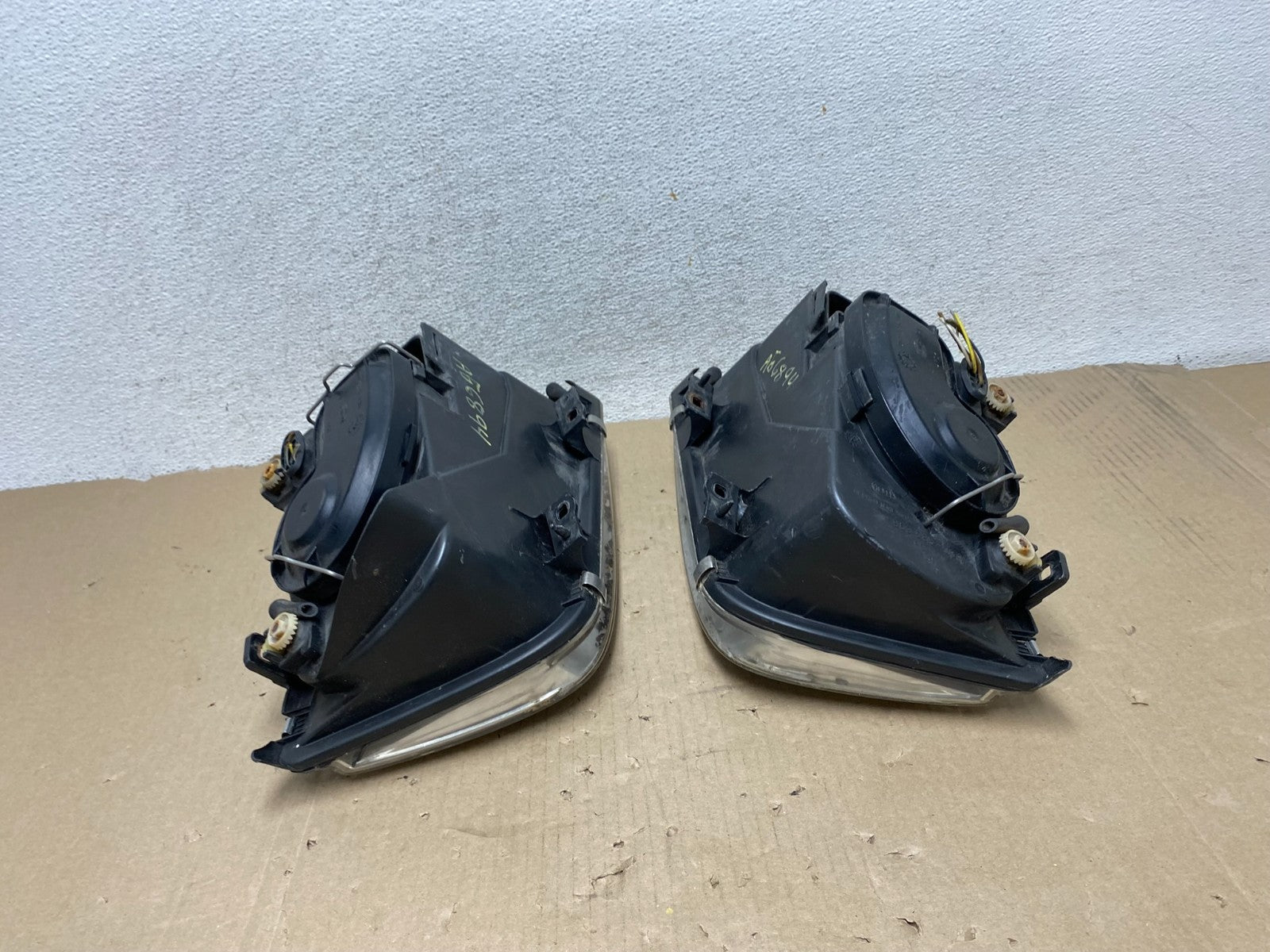 2002 to 2004 Volkswagen Jetta Left+Right Headlights AG6894 DW12
