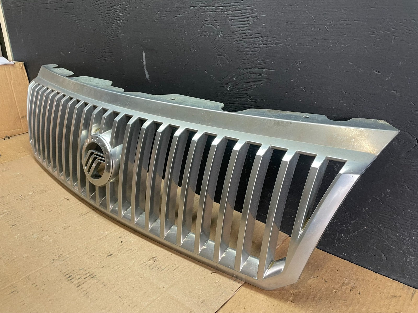 2002 to 2005 Mercury Mountaineer Front Upper Grill Grille Oem AB7576 DG2