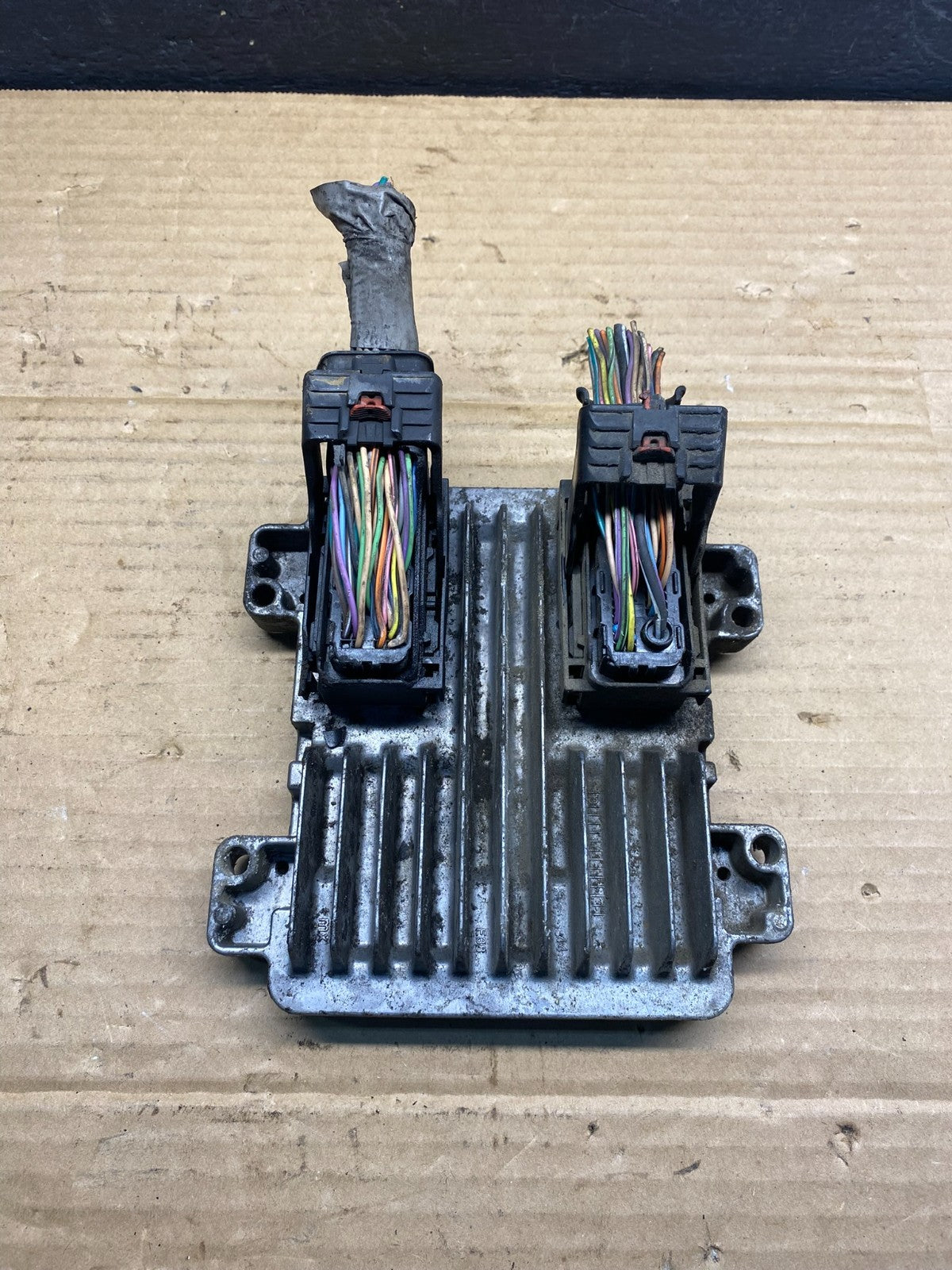 2010 to 2013 Chevrolet Silverado Yukon Engine Control Module ECM ECU AE6232 DW0