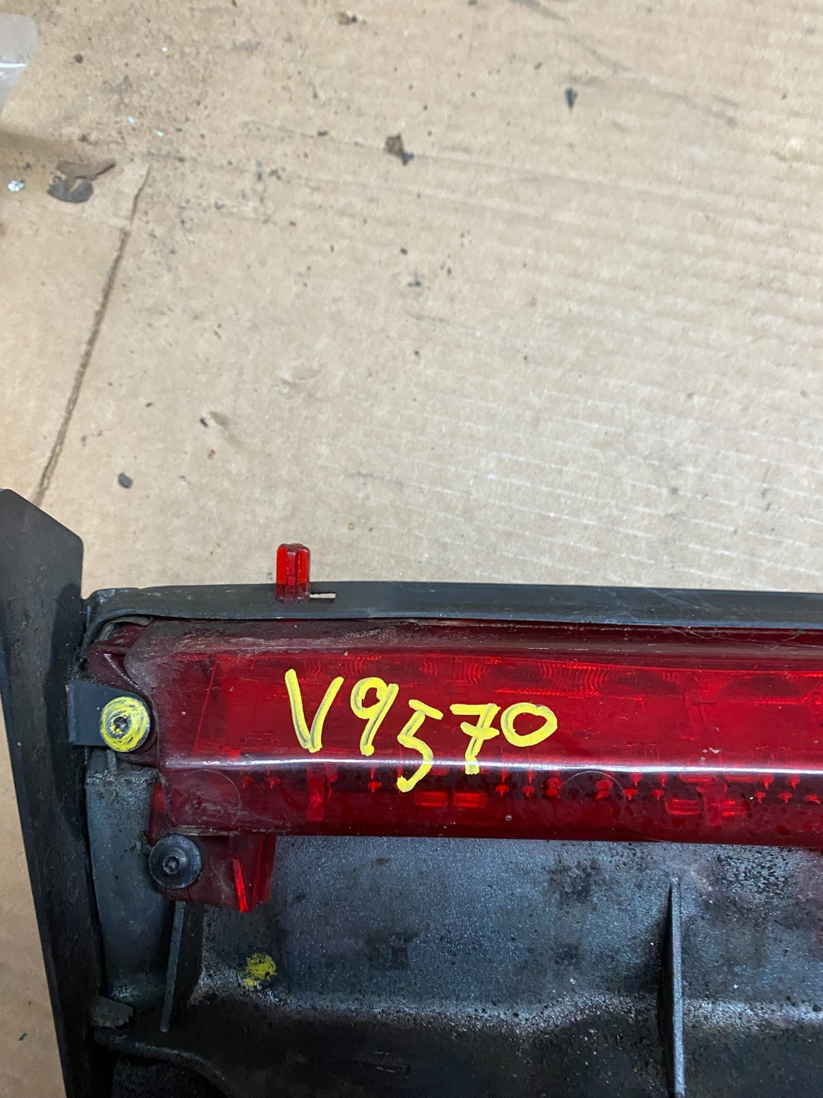 2001 to 2004 Cadillac Seville SLS Rear 3rd Break Light lid mounted OEM V9570 PS8