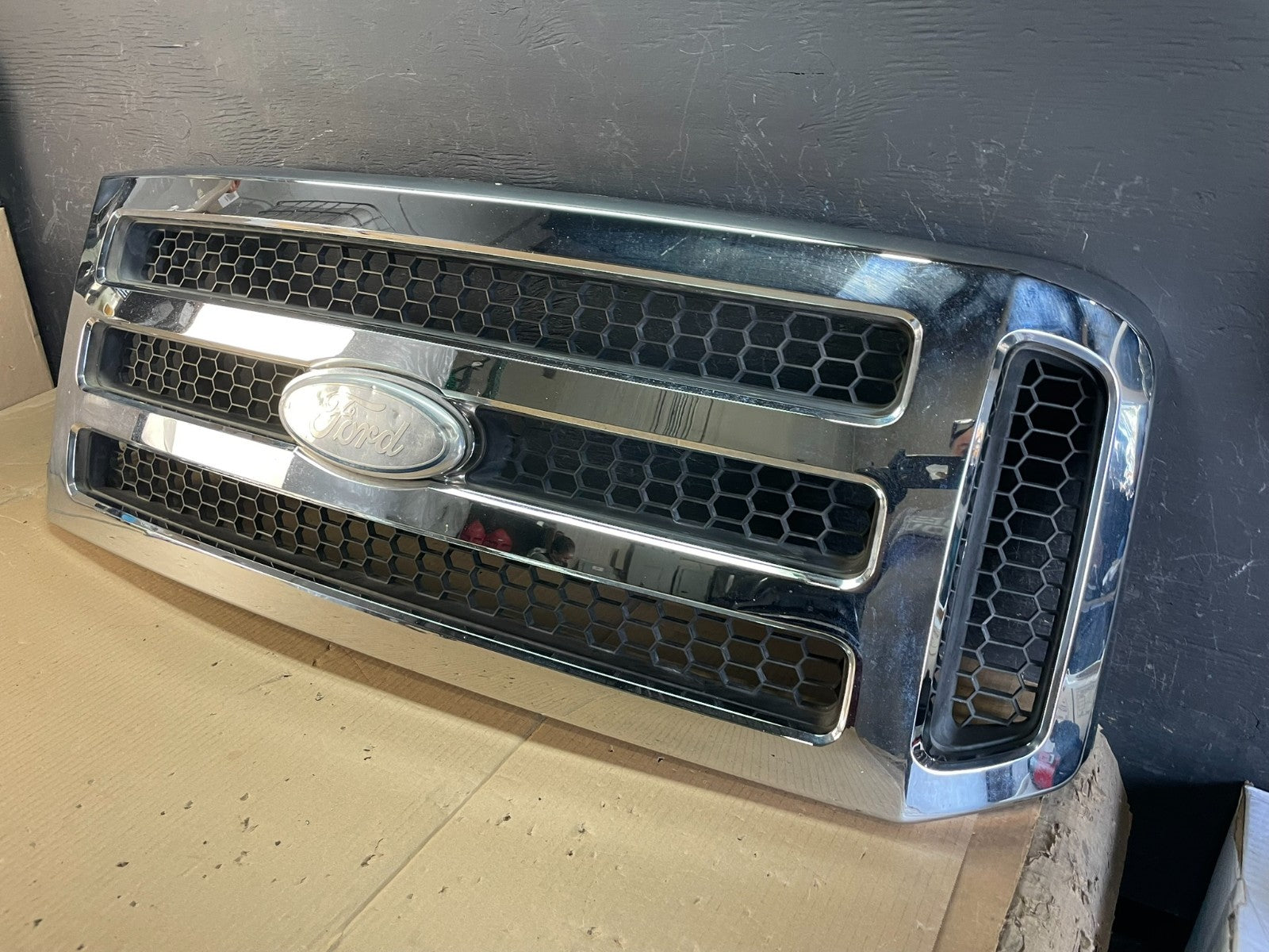 2005 - 2007 Ford Super Duty F250 Front Upper Grill Grille Aftermarket AE3595 DG1