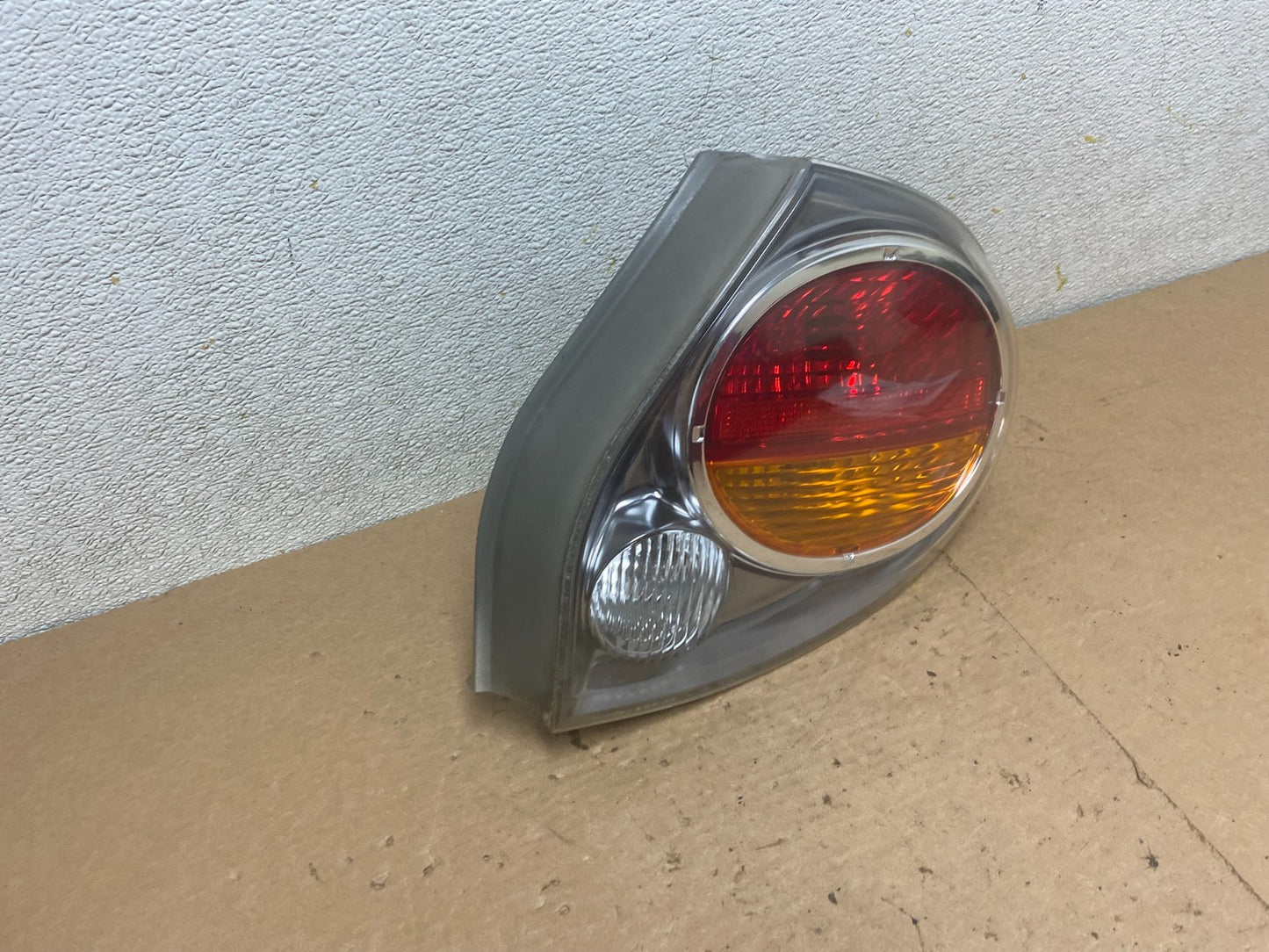 2002 2003 Nissan Maxima Right Passenger RH Side Tail Light OEM P4964 DW2
