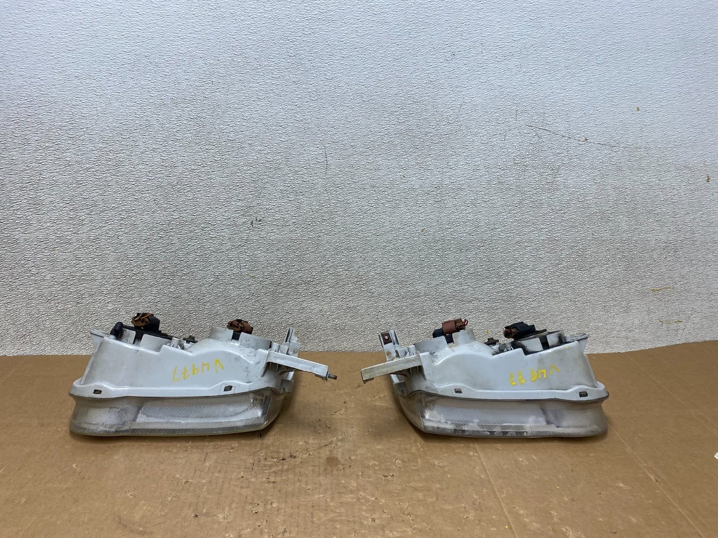 2001-2002 Toyota Corolla Left+Right Side Halogen Headlights OEM V4977 DW12
