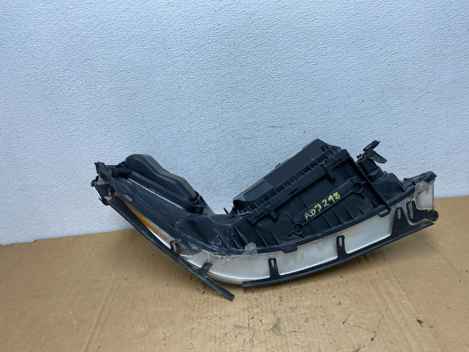 2005 to 2011 Lincoln Town Car Left Driver LH Side Headlight AD3298 DW8