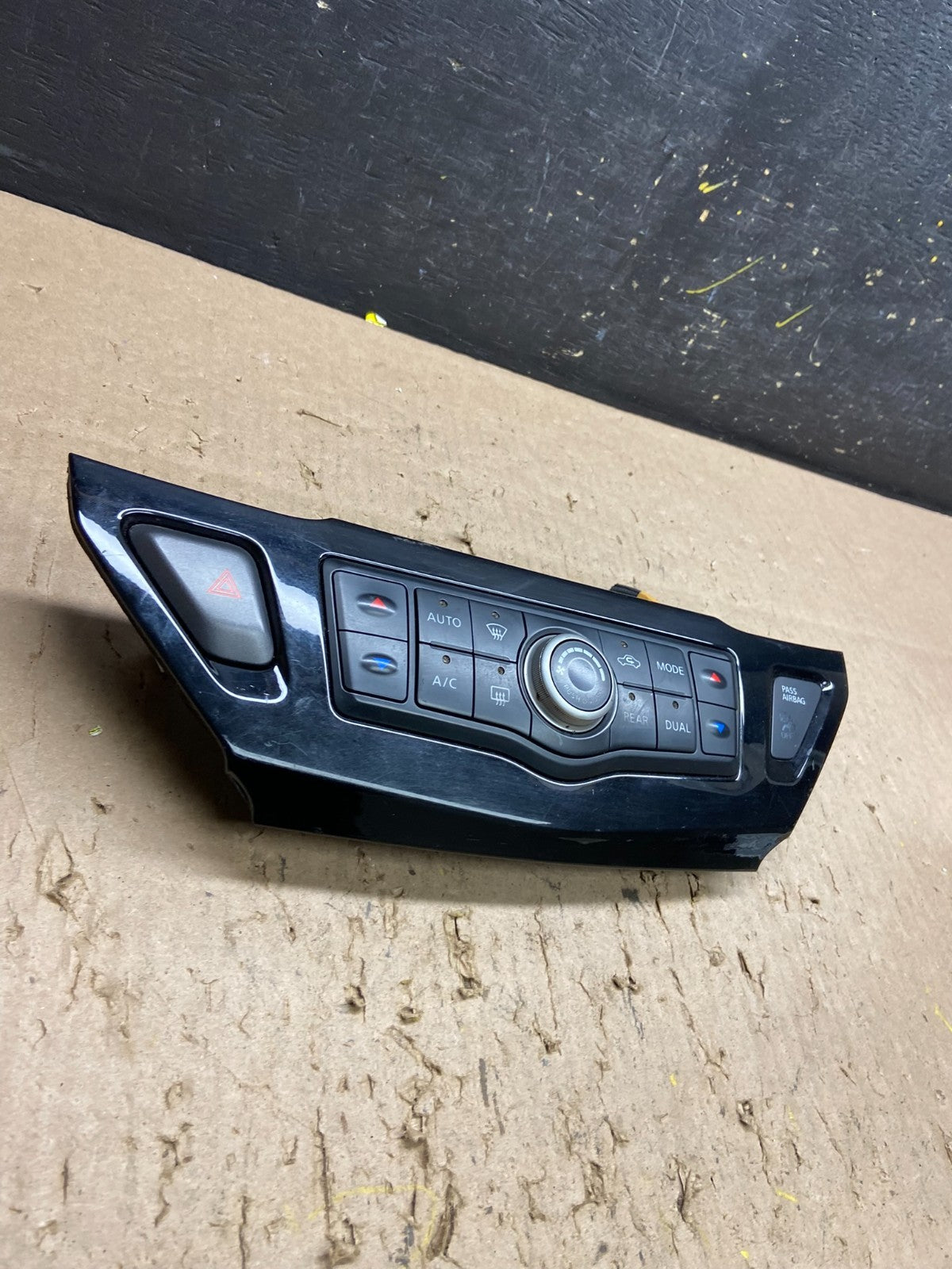 2013 to 2018 Nissan Pathfinder Radio Audio Climate Control T6208 DG1
