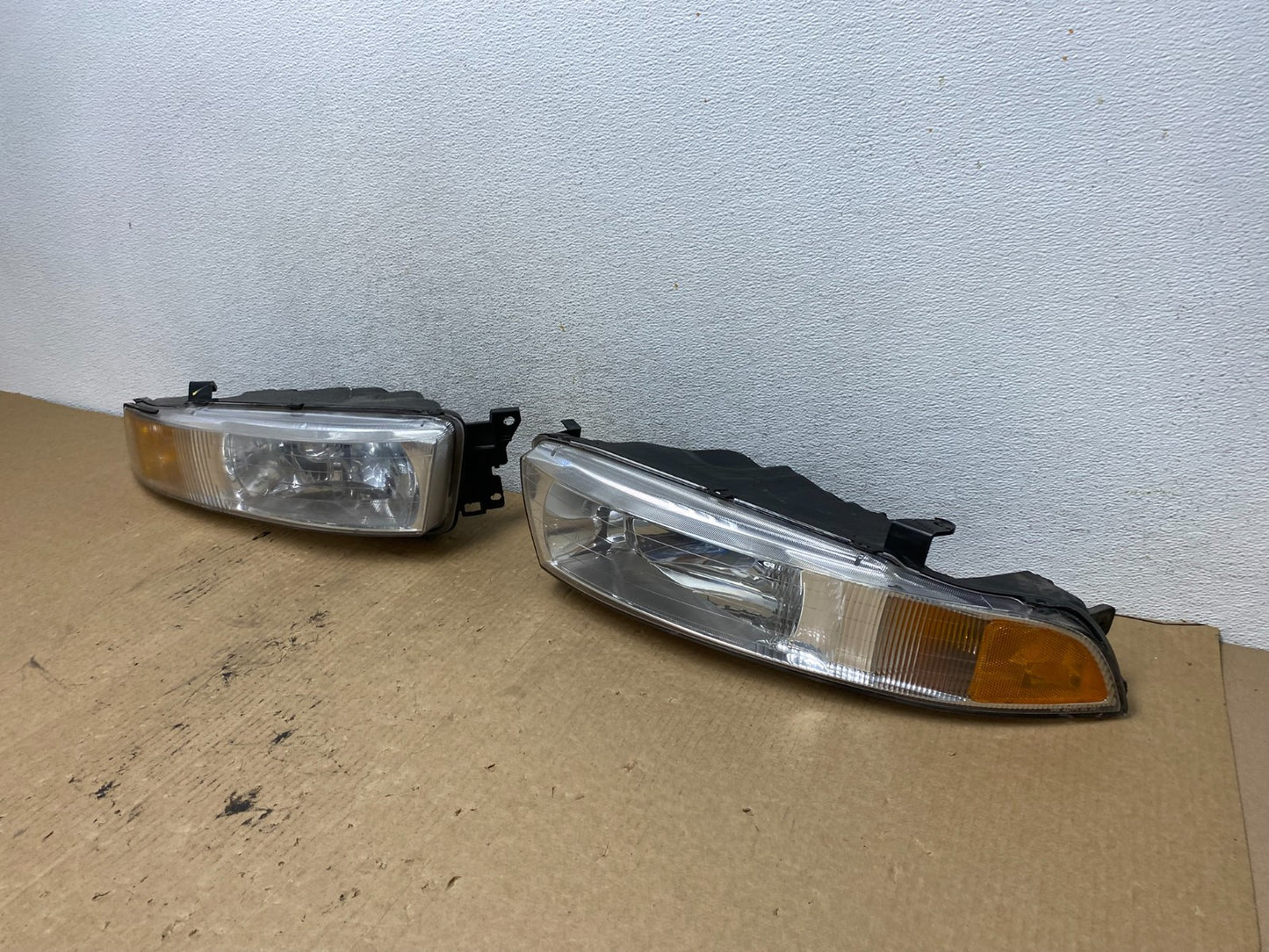 2002 to 2003 Mitsubishi Galant Left+Right Side Headlights AG2161 DW1