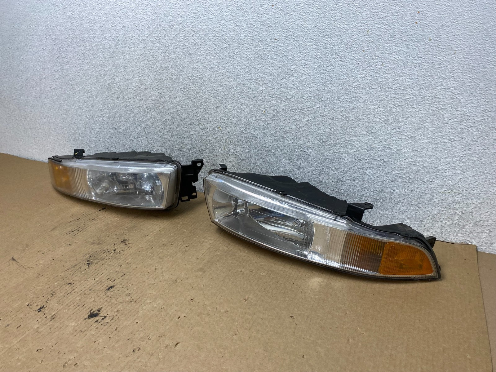 2002 to 2003 Mitsubishi Galant Left+Right Side Headlights AG2161 DW1