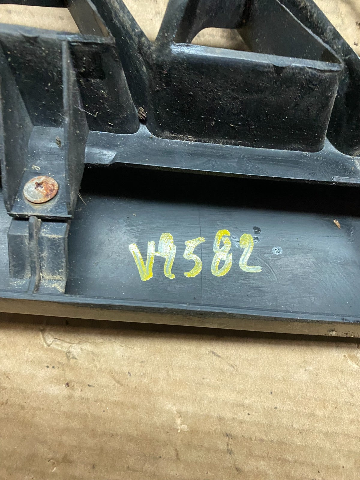 2000 2001 Mitsubishi Montero Front Upper Grill Grille OEM V9582 DG7