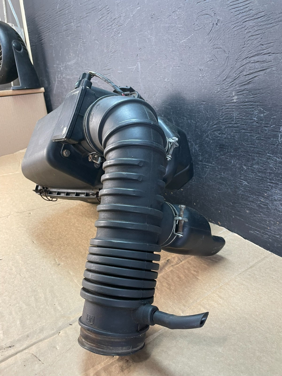 2001 2004 Mitsubishi Montero Sport 3.5 Air Intake Tube Resonator AF5330 DG1