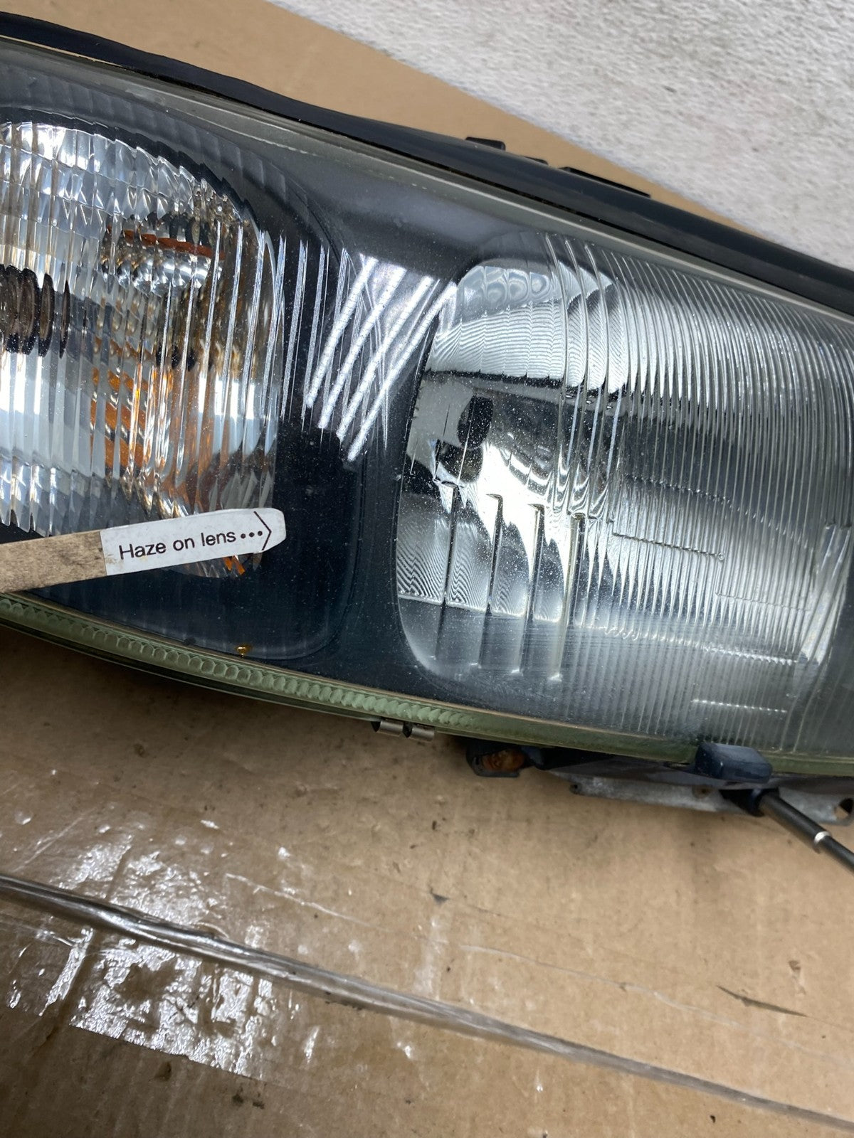 2001 to 2004 Volvo S60 Right Passenger Side Headlight Halogen AE6765 DW3