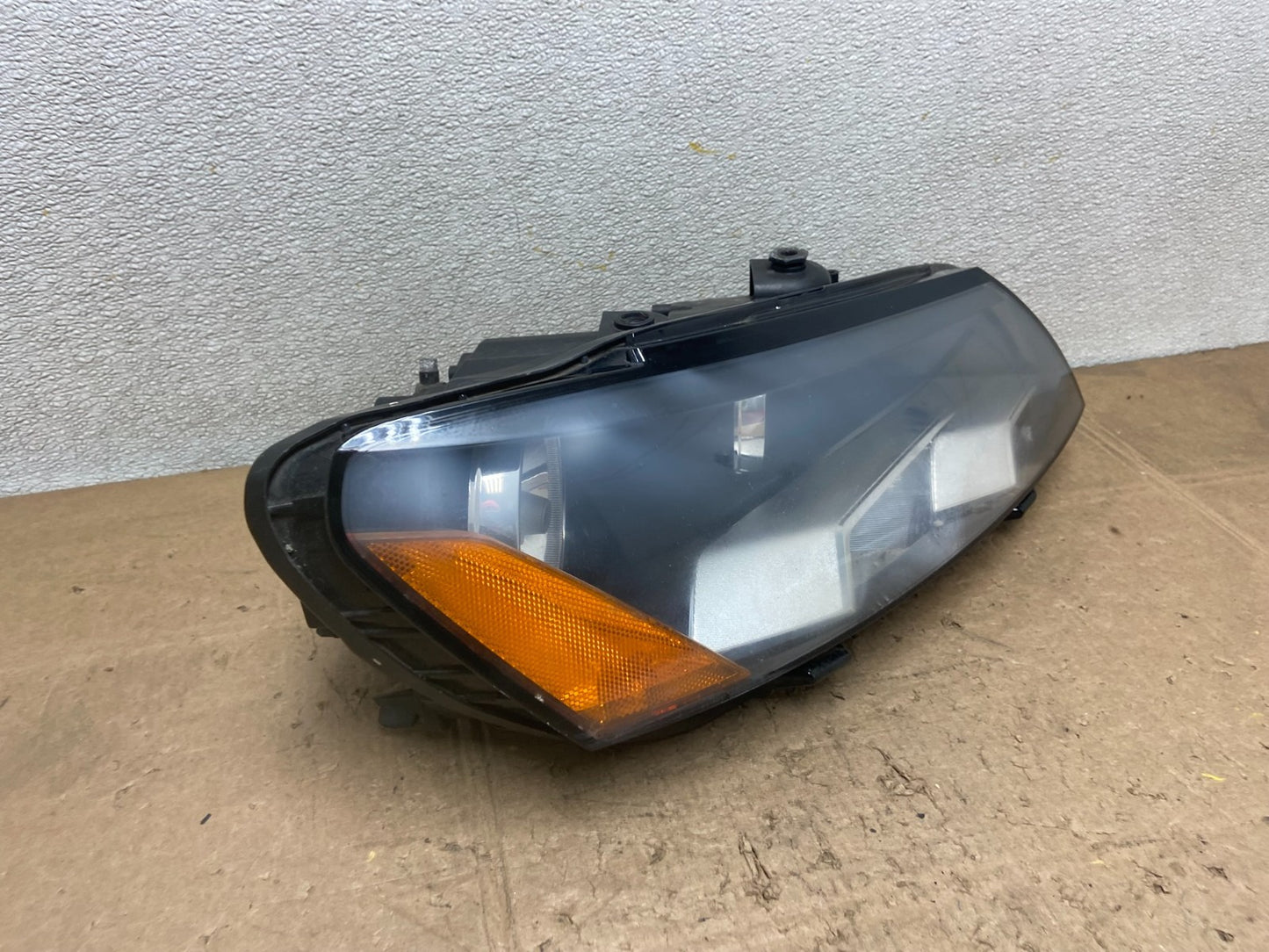 2012-2015 Volkswagen Passat Right Passenger RH  Halogen Headlight OEM Y8318 DW2
