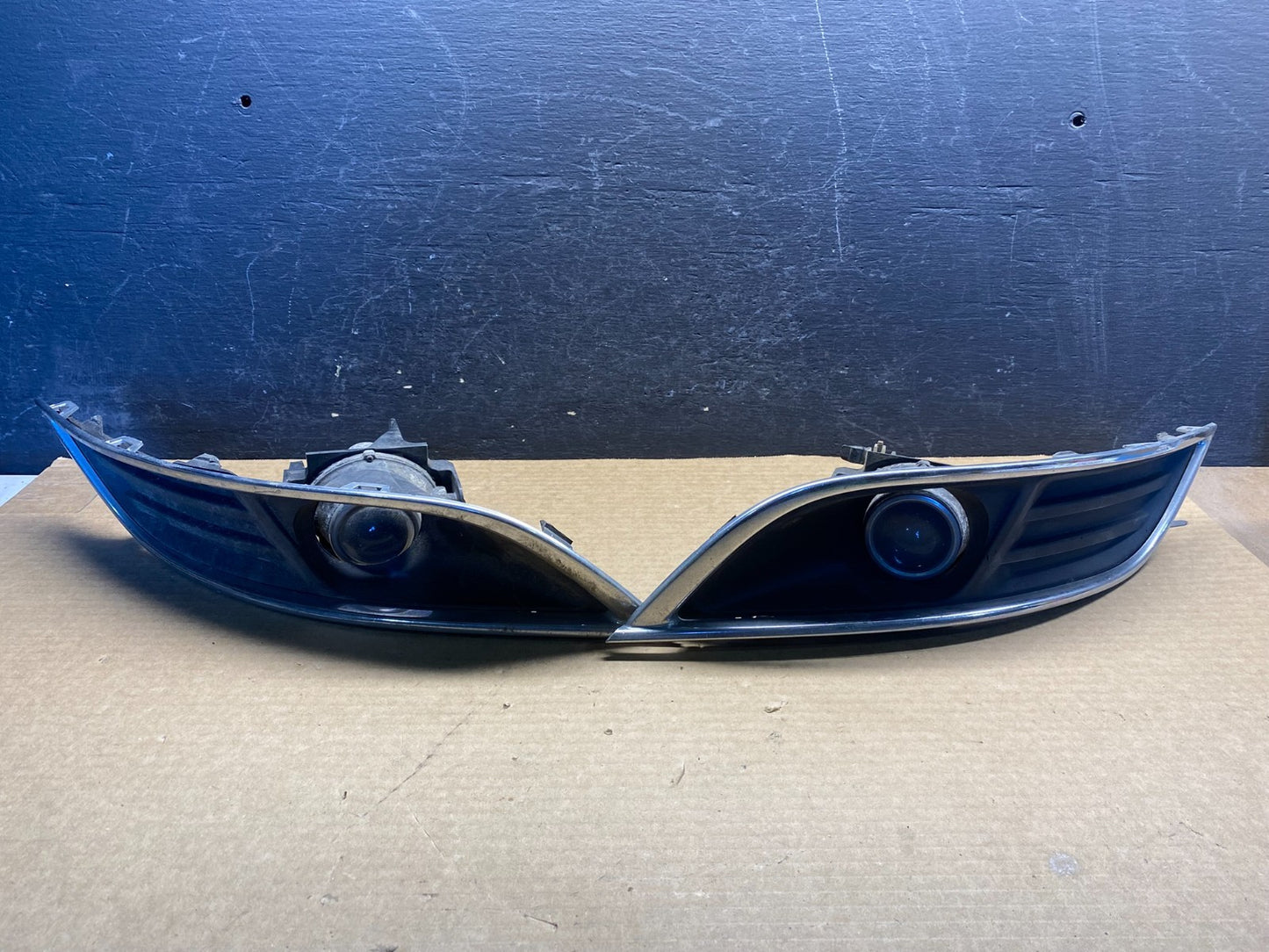 2013 to 2016 Lincoln MKT Left+Right Set Front Fog Light Bezel AF4117 DG0