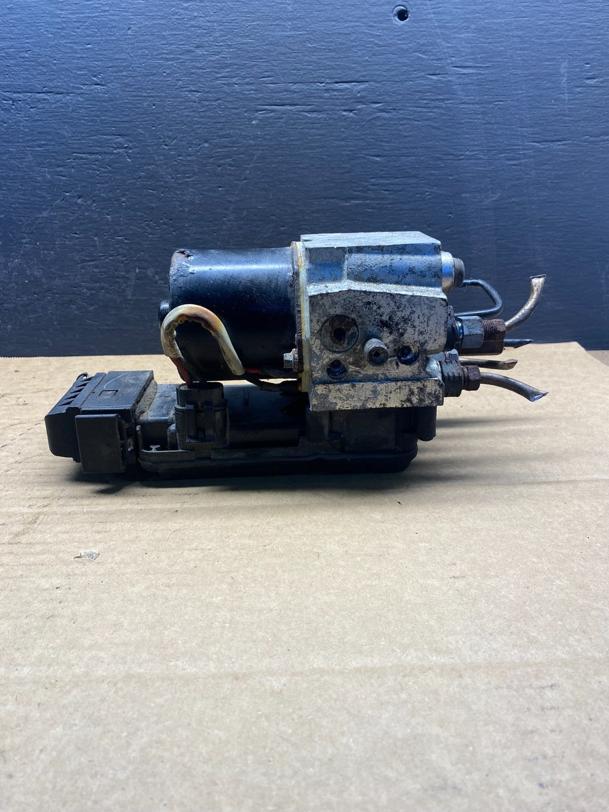 1999 to 2000 Ford F250 F350 SRW ABS Pump Control 2c342c346be AC7981 DG3