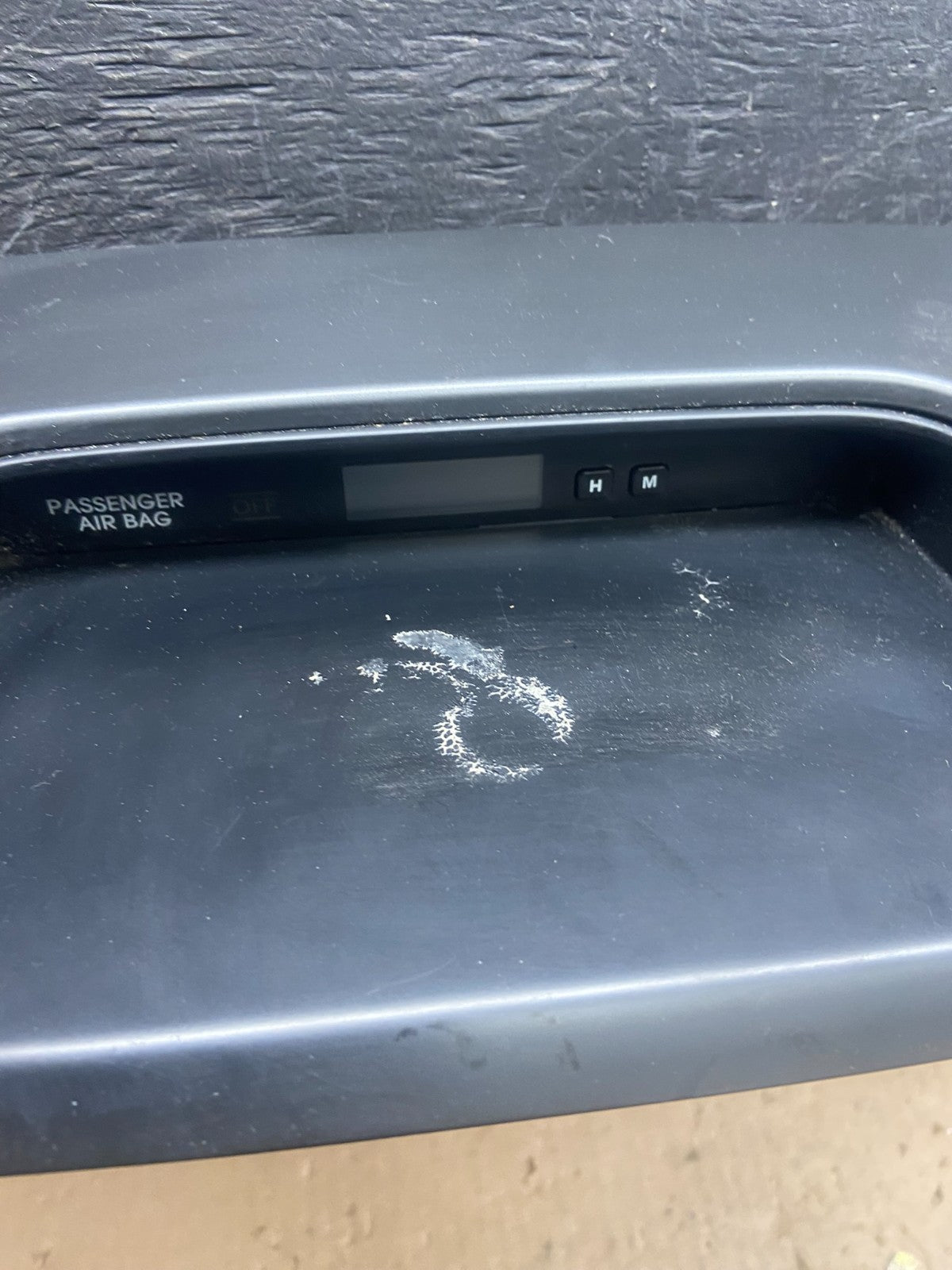 2011 to 2013 Kia Sorento Center Radio Climate Control Clock Trim T8977 DG1