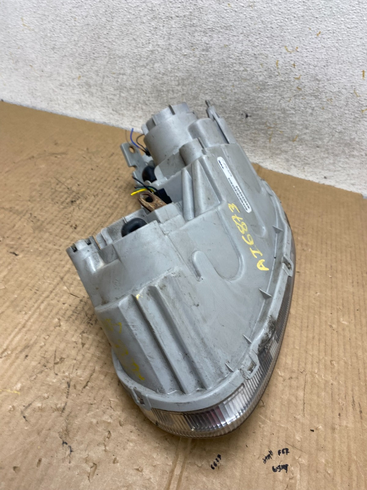 2002-2005 Hyundai Sonata Right Passenger Headlight Halogen TYC AI6873 DW8