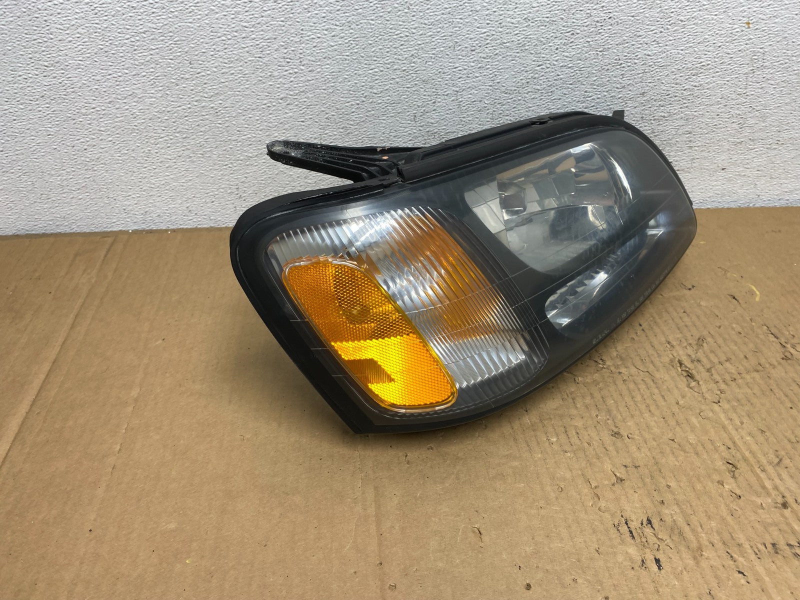 2001 to 2004 Subaru Legacy Outback Right Passenger Rh Headlight AD1080 DW2